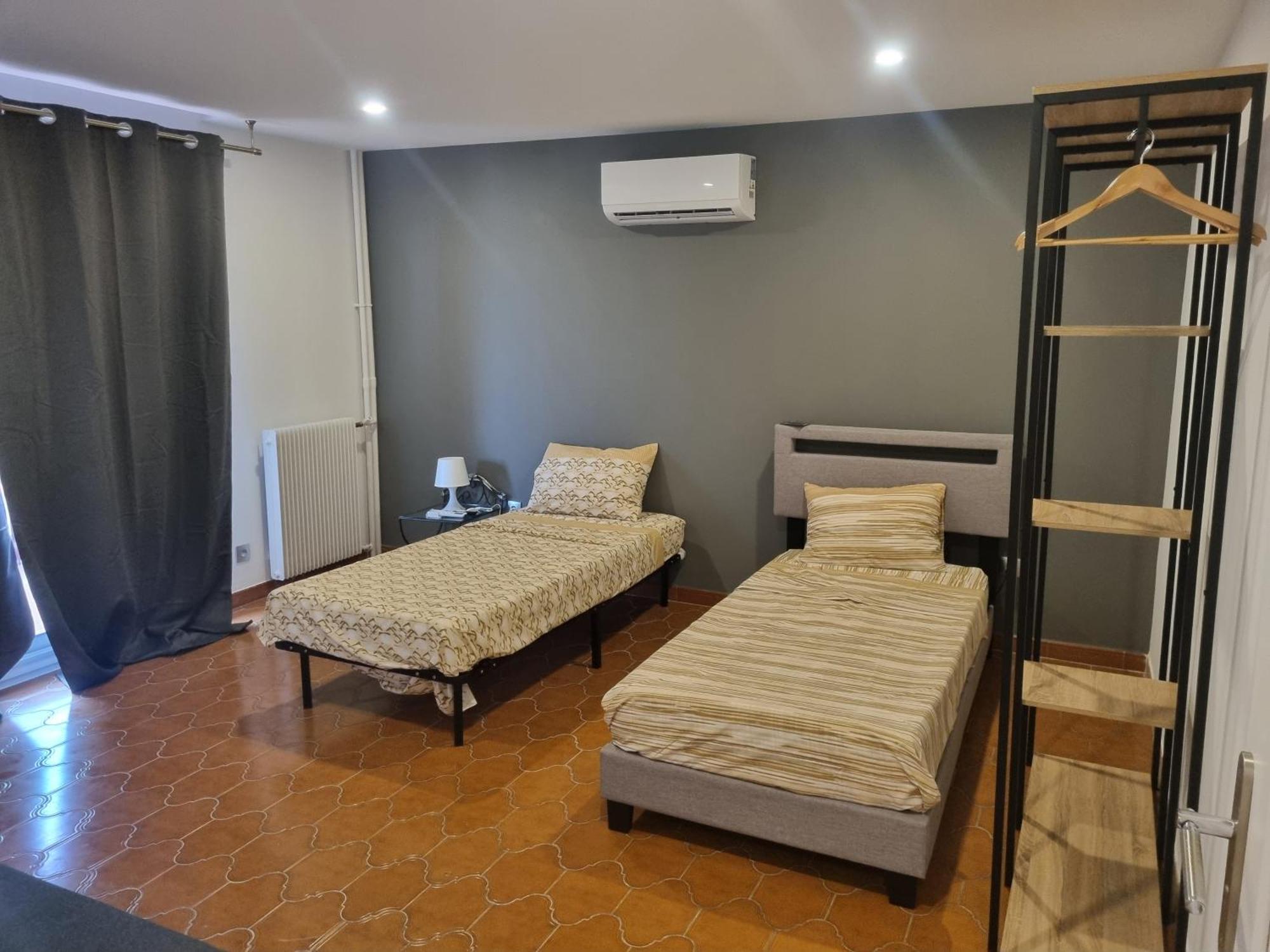 Appartement F2 F3 ,appartement Climatise Neuf, Magnifique Vue Sur Et Aeroport, Proche Tram Et Gare Sncf 1 Min,aeroport 3 Minutes, 2or3 Rooms, New Ac Apartment, Magnificent Sea And Airport Views, Close To Tram And Sncf Train Station 1 Min, Airport 3 Min