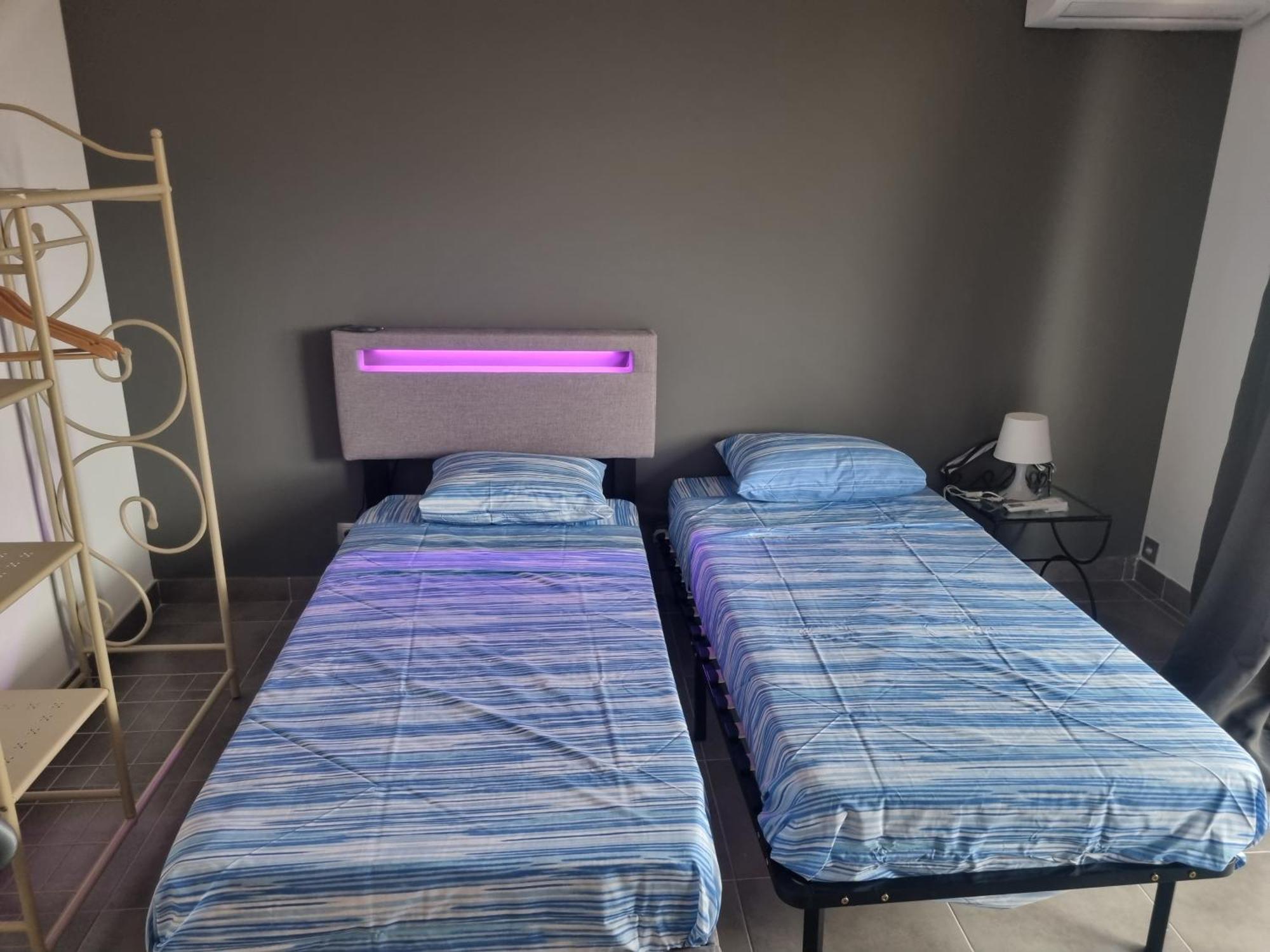 F2 F3 ,appartement Climatise Neuf, Magnifique Vue Sur Et Aeroport, Proche Tram Et Gare Sncf 1 Min,aeroport 3 Minutes, 2or3 Rooms, New Ac Apartment, Magnificent Sea And Airport Views, Close To Tram And Sncf Train Station 1 Min, Airport 3 Min Appartamento