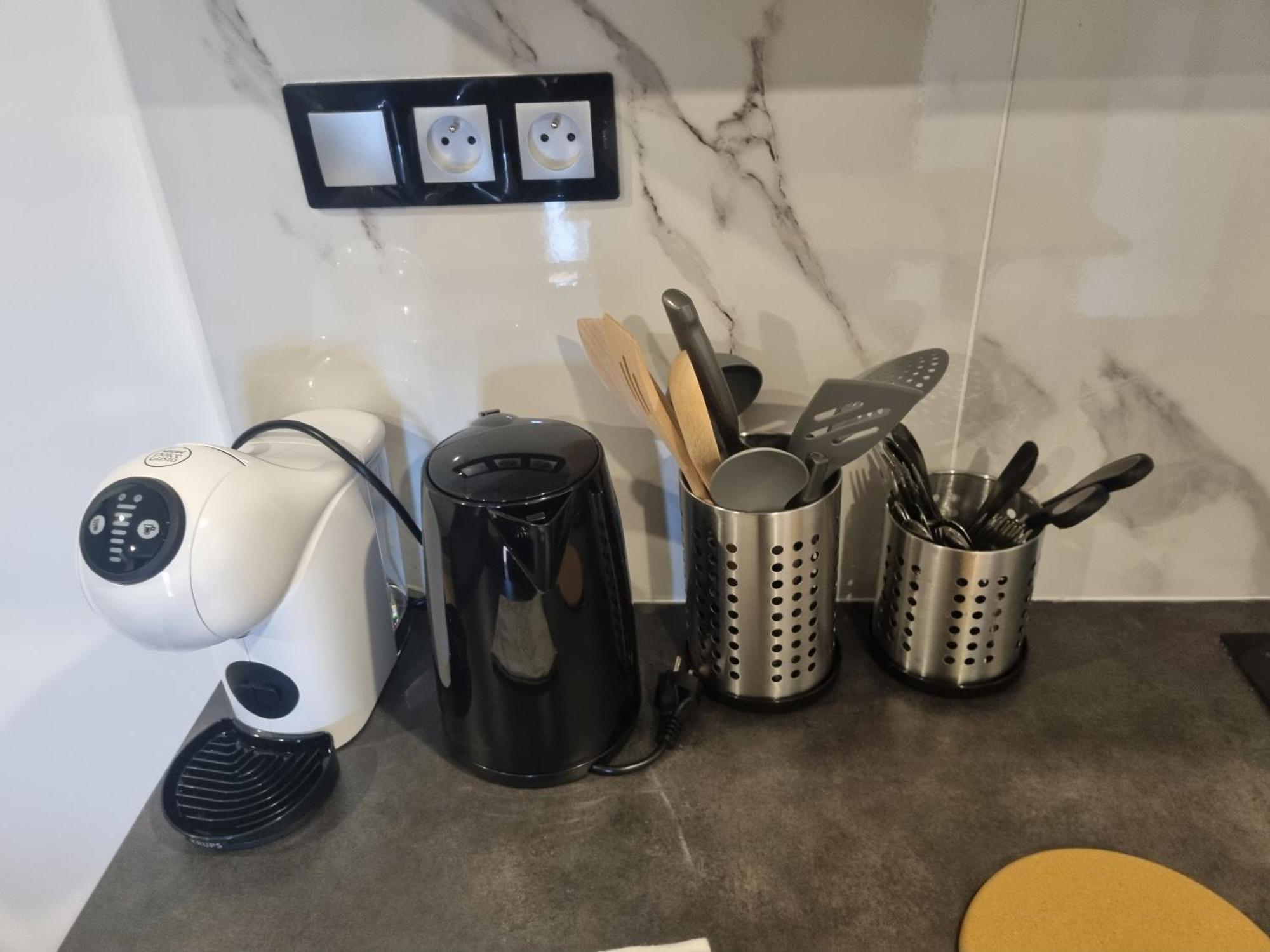Appartamento F2 F3 ,appartement Climatise Neuf, Magnifique Vue Sur Et Aeroport, Proche Tram Et Gare Sncf 1 Min,aeroport 3 Minutes, 2or3 Rooms, New Ac Apartment, Magnificent Sea And Airport Views, Close To Tram And Sncf Train Station 1 Min, Airport 3 Min