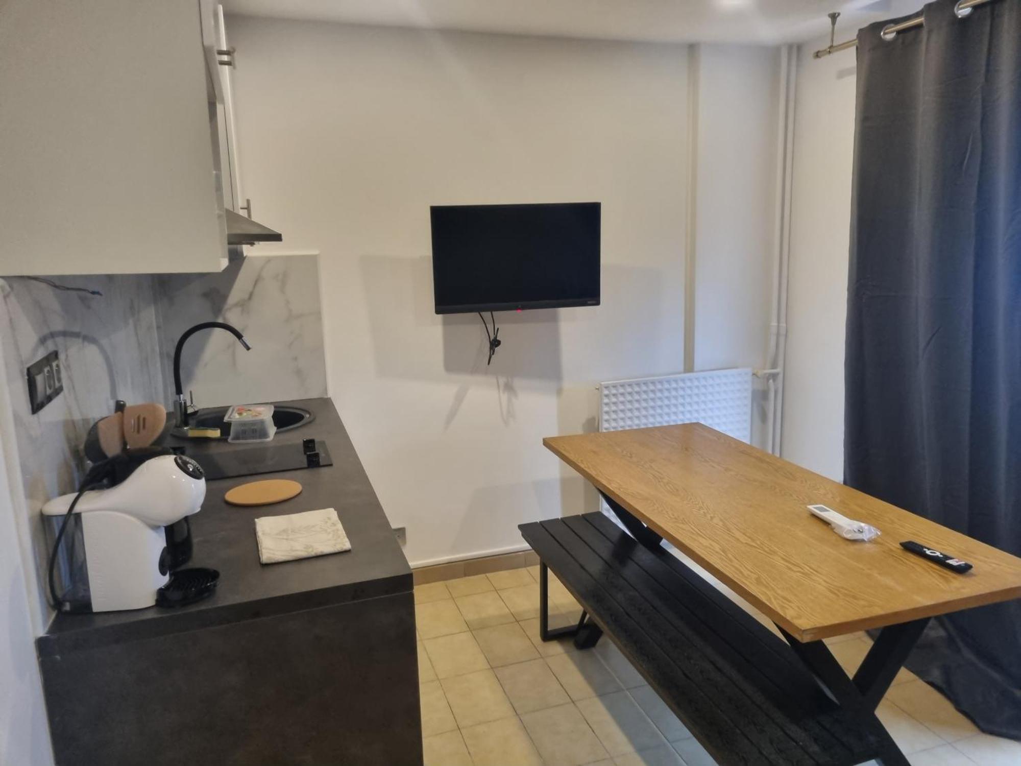 F2 F3 ,appartement Climatise Neuf, Magnifique Vue Sur Et Aeroport, Proche Tram Et Gare Sncf 1 Min,aeroport 3 Minutes, 2or3 Rooms, New Ac Apartment, Magnificent Sea And Airport Views, Close To Tram And Sncf Train Station 1 Min, Airport 3 Min Appartamento Nizza
