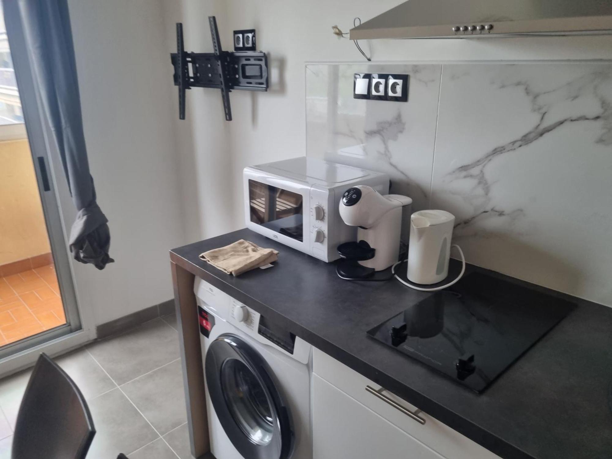 Appartamento F2 F3 ,appartement Climatise Neuf, Magnifique Vue Sur Et Aeroport, Proche Tram Et Gare Sncf 1 Min,aeroport 3 Minutes, 2or3 Rooms, New Ac Apartment, Magnificent Sea And Airport Views, Close To Tram And Sncf Train Station 1 Min, Airport 3 Min Nizza