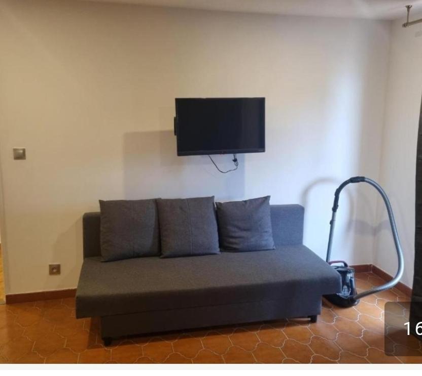 F2 F3 ,appartement Climatise Neuf, Magnifique Vue Sur Et Aeroport, Proche Tram Et Gare Sncf 1 Min,aeroport 3 Minutes, 2or3 Rooms, New Ac Apartment, Magnificent Sea And Airport Views, Close To Tram And Sncf Train Station 1 Min, Airport 3 Min * Nizza