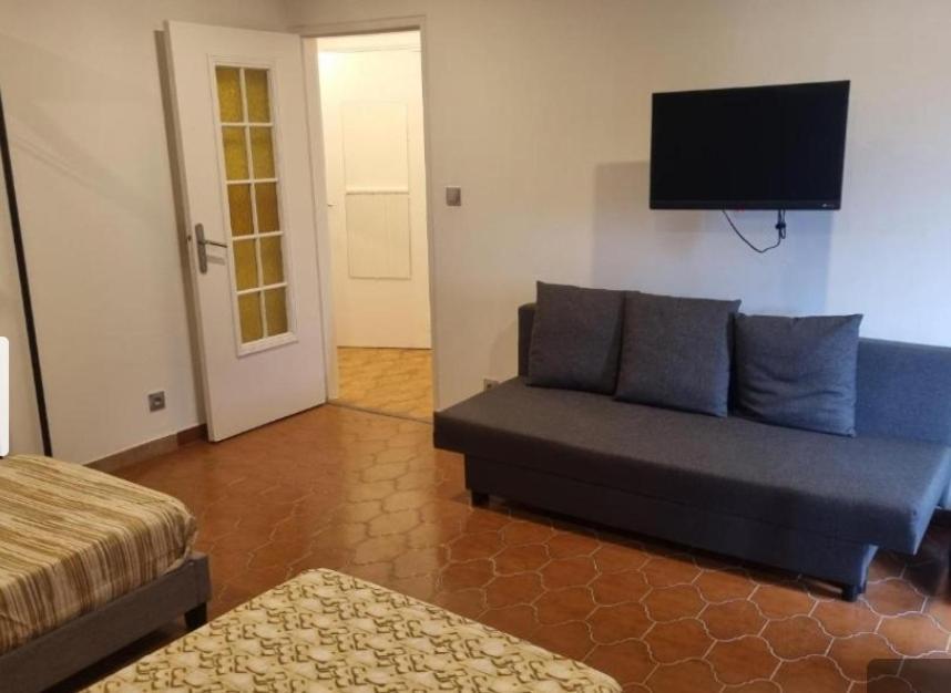 F2 F3 ,appartement Climatise Neuf, Magnifique Vue Sur Et Aeroport, Proche Tram Et Gare Sncf 1 Min,aeroport 3 Minutes, 2or3 Rooms, New Ac Apartment, Magnificent Sea And Airport Views, Close To Tram And Sncf Train Station 1 Min, Airport 3 Min